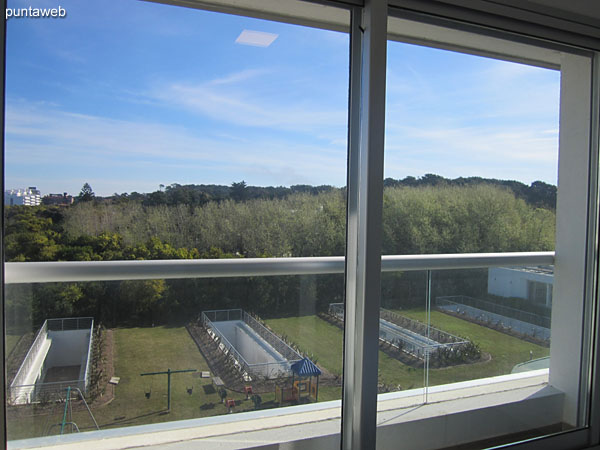 Vista hacia el lateral oeste sobre el jardn del complejo desde la ventana de la segunda suite.