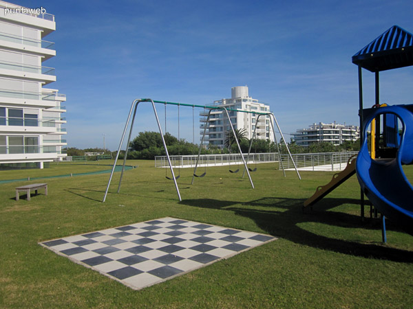 Espacio de juegos para nios en el jardn del complejo.