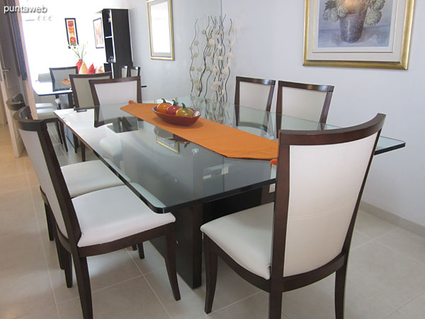 Detail glass dining table with six chairs and wood.