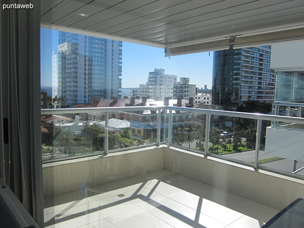 Vista hacia la playa Mansa desde el living comedor.