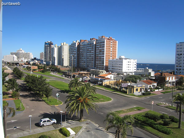 Vista desde el balcn terraza del apartamento hacia el noroeste a lo largo de Bvard. Artigas.