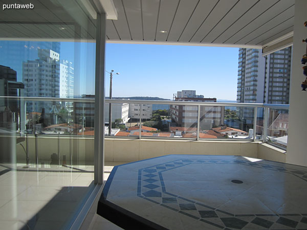 Parrillero en el balcn terraza con acceso desde la cocina.<br><br>Cuenta con mesa octogonal con sillas.