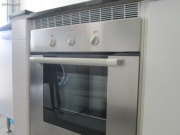 Electric cooker with ceramic hob four burners.