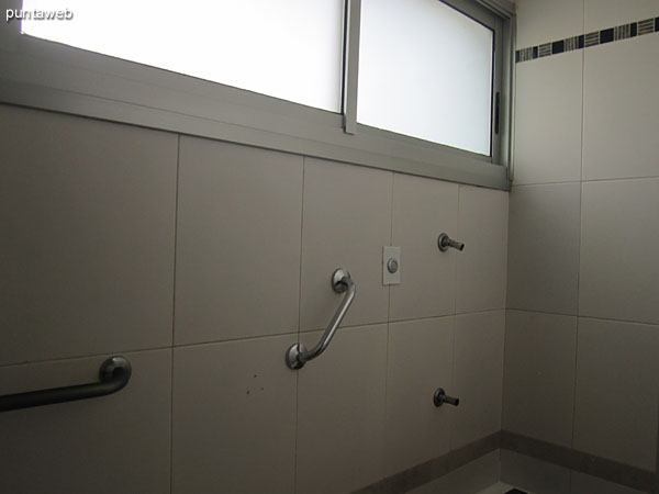 Servicios higiénicos en el sector de spa en planta baja.