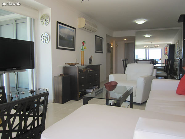 Atmosphere of being in the living room.<br><br>Access to terrace balcony, very bright, offers views of Mansa beach and along the Bvard. Artigas.