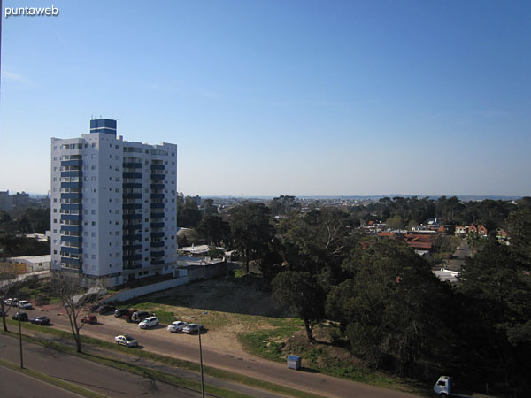 View along Av. Roosevelt southeast from the terrace balcony.