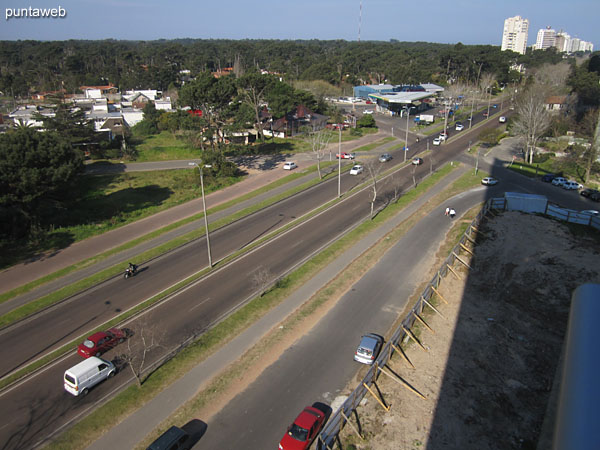 Vista hacia el noreste sobre entorno de barrios residenciales y la ciudad de Maldonado desde el balcón terraza.