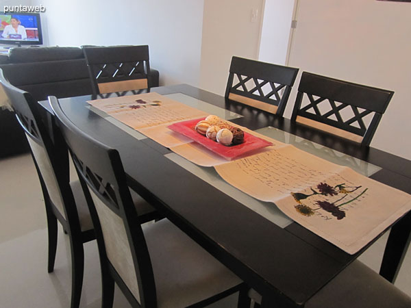 Espacio de comedor, situado al ingreso al apartamento.<br><br>Equipado con mesa rectangular en madera con seis sillas.