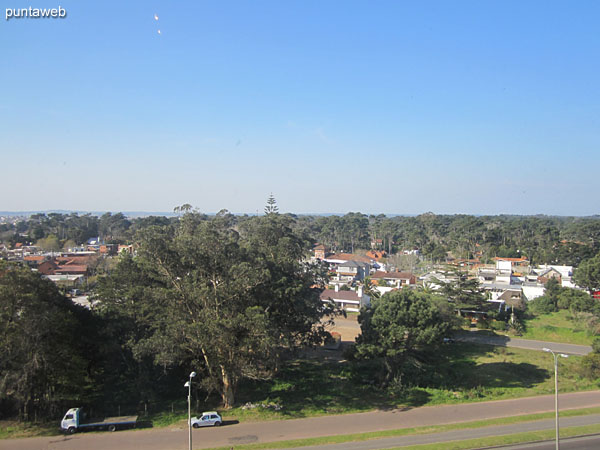 Vista desde el dormitorio principal hacia el este sobre entorno de barrios residenciales.