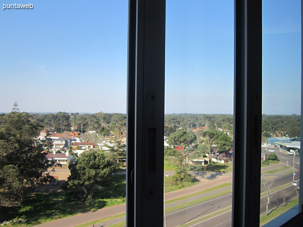 Vista desde el dormitorio principal hacia el este sobre entorno de barrios residenciales.