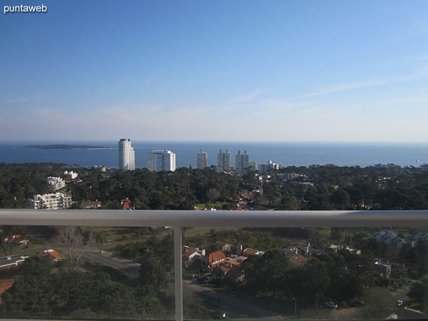 Vista hacia la baha de Punta del Este en direccin a la pennsula desde la terraza del edificio junto a una de las barbacoas.