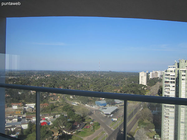 Vista desde la barbacoa hacia el este sobre entorno de barrios residenciales.