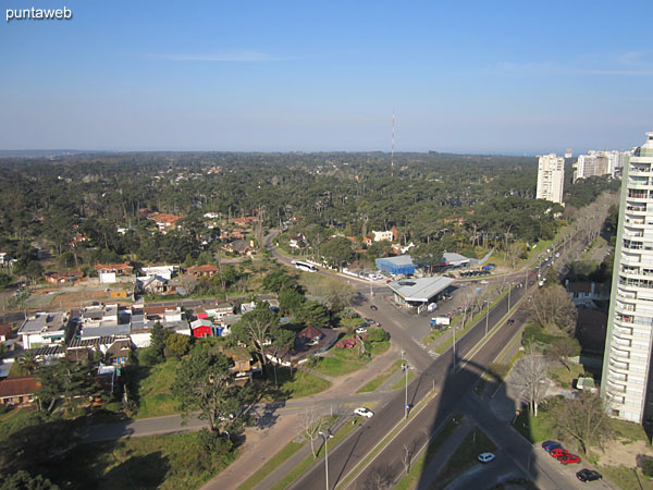 Vista desde la barbacoa hacia el sureste sobre entorno de barrios residenciales.