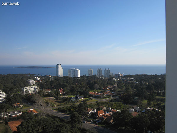 Vista hacia la baha de Punta del Este desde la terraza del edificio.