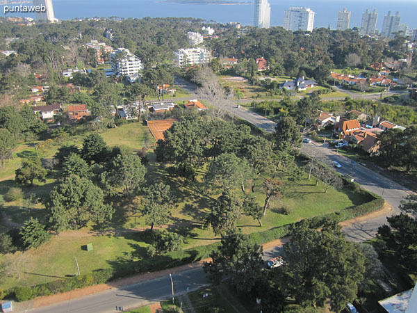 Vista hacia la baha de Punta del Este desde la terraza del edificio.