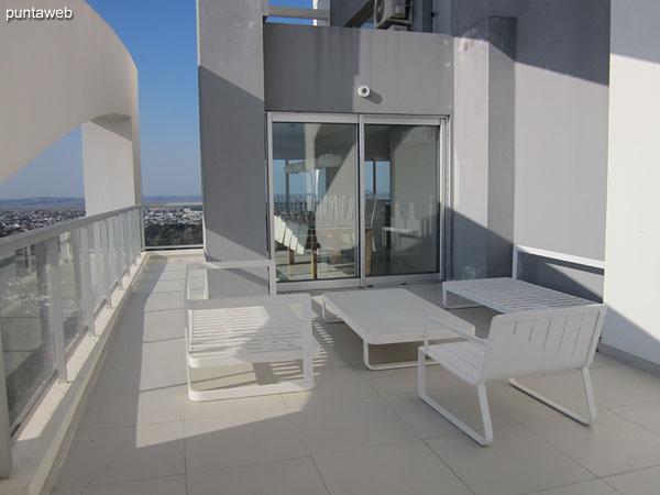 Tub on the terrace of the building.