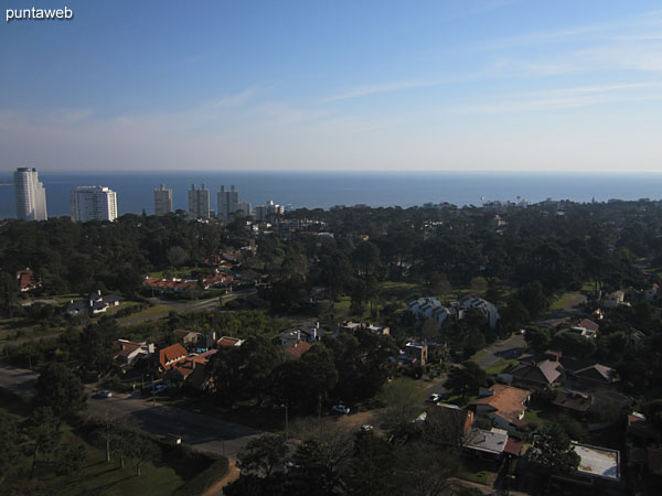 Overview of the roof of the building on the north side.