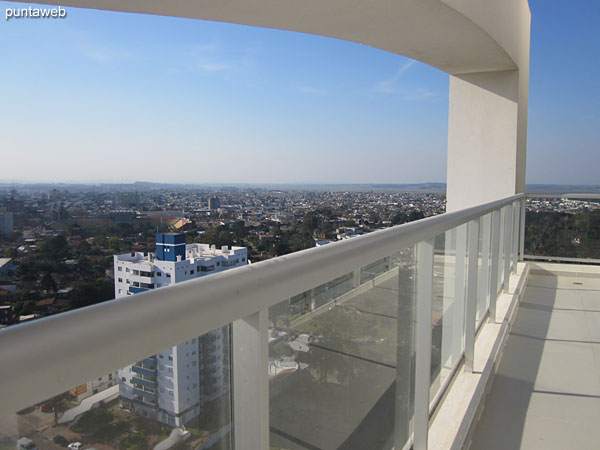 Vista hacia el noroeste desde la terraza del edificio.