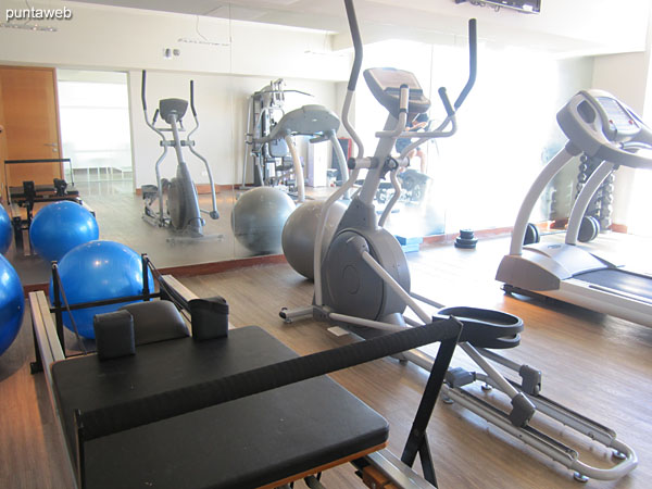 Gimnasio. Situado en planta baja hacia el contrafrente. Equipado con cintas, bicicletas fijas, aparatos de pesas y otros elementos.