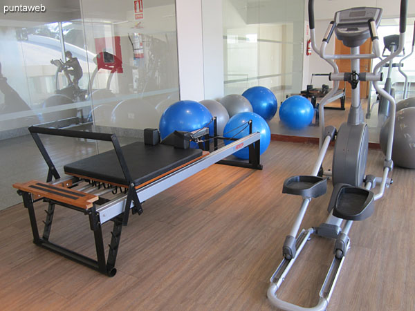 Gimnasio. Situado en planta baja hacia el contrafrente. Equipado con cintas, bicicletas fijas, aparatos de pesas y otros elementos.