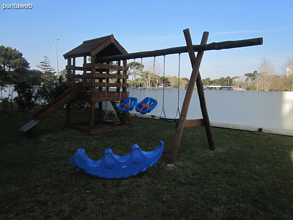 Juegos para nios en el jardn al lateral sur.