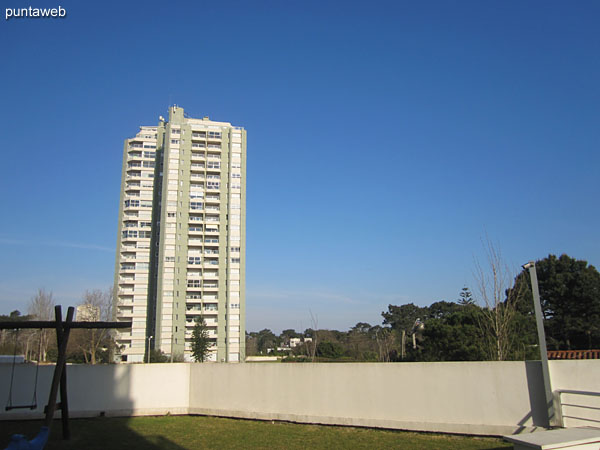 Contrafrente del edificio desde el espacio de pileta al aire libre.