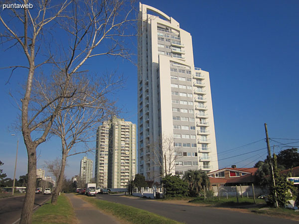 Summer Tower desde la vereda de enfrente a Av. Roosevelt.