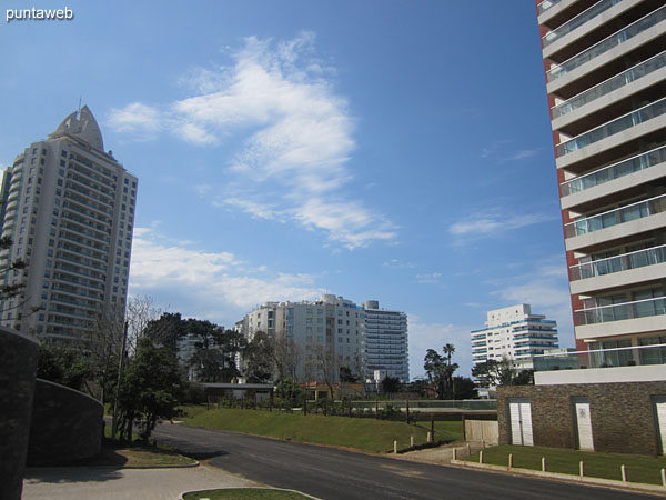 Vista hacia el frente desde el acceso al edificio.