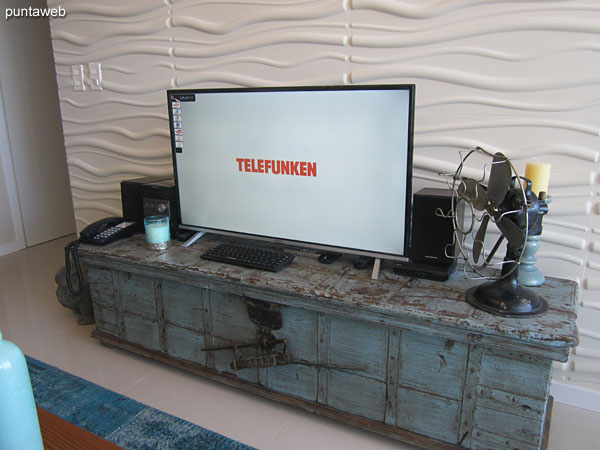 El espacio de comedor est generado entre el estar y la cocina. Cuenta con una mesa rectangular en madera con seis sillas.