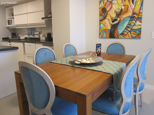 Dining space located between the living room and the American kitchen.<br><br>Equipped with rectangular wooden table with six chairs.