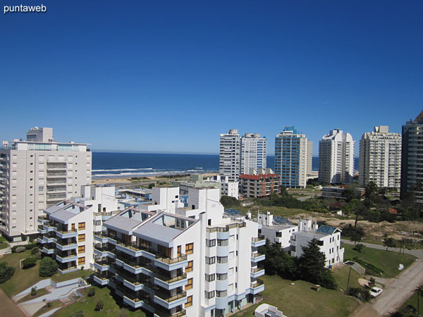 Vista hacia el oeste sobre entorno de edificios vecinos y barrio residencial desde el balcón terraza del apartamento.