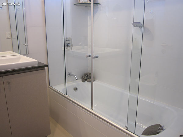Detalle de la ducha y mampara de vidrio en el baño de la suite.