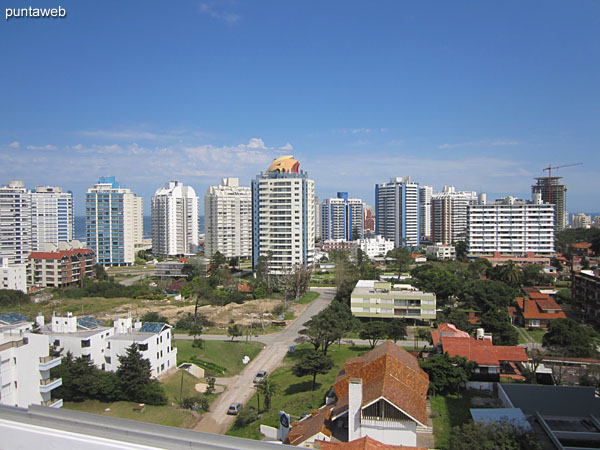 Vista del entorno sobre barrio residencial y edificios vecinos desde la terraza del edificio.