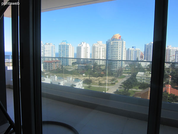 Vista hacia el lateral oeste desde la ventana del segundo dormitorio.<br><br>La ventana brinda acceso al balcn terraza del apartamento.