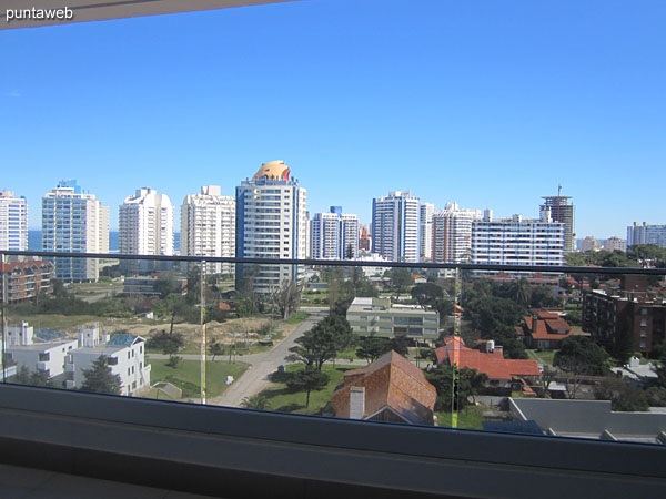 Vista hacia el balcón terraza del apartamento desde la ventana del segundo dormitorio.