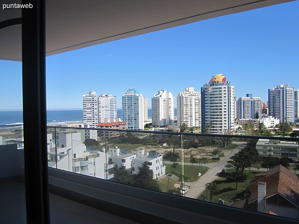 Vista hacia el balcn terraza del apartamento y entorno hacia el lateral oeste desde la ventana del segundo dormitorio.