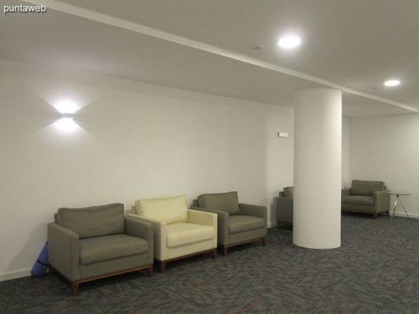 Rooms in the space to the quiet part of the building, behind the lobby of the building.