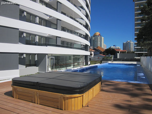 General view of the outdoor pool. Located in the quiet part of the building.