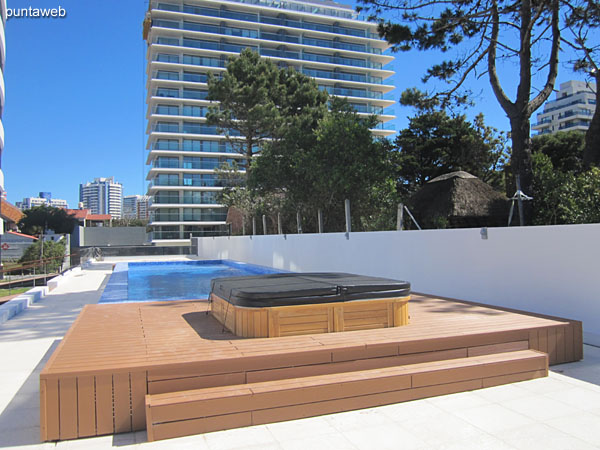 General view of the outdoor pool. Located in the quiet part of the building.<br><br>In the foreground a whirlpool.