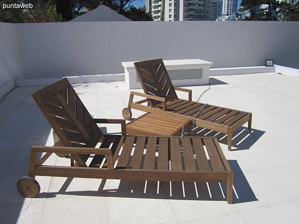 General view of the outdoor pool. Located in the quiet part of the building.<br><br>In the foreground a whirlpool.