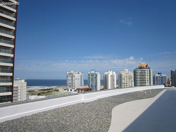 Vista hacia el este desde la terraza del edificio.