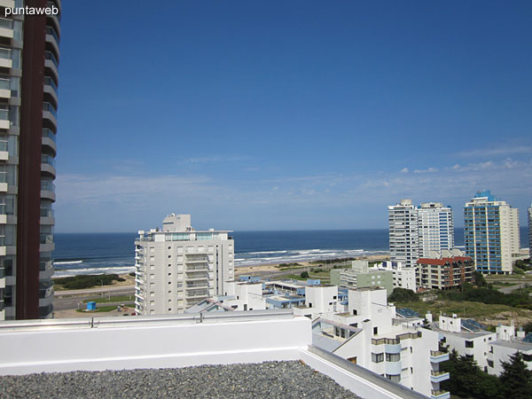 Vista hacia el sur desde la terraza del edificio.