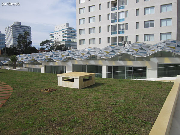 Pileta para nios en el gran deck de madera sobre el jardn del predio.