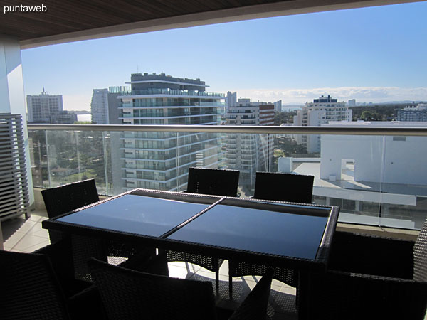 Access to the terrace balcony. Openings double sheet of aluminum.