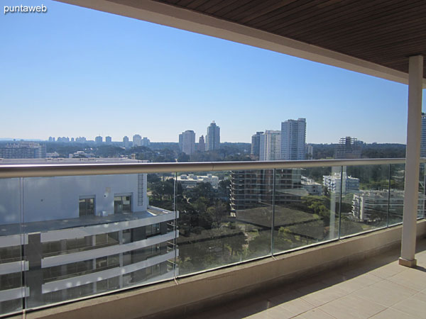 Vista hacia el oeste sobre el atardecer de Punta del Este desde el balcn terraza.