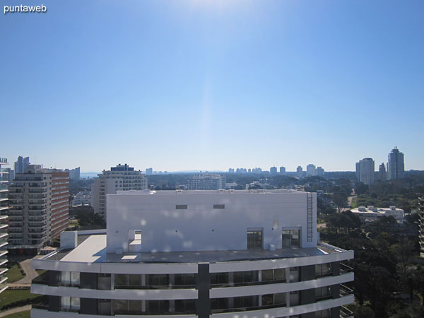 Vista hacia el oeste sobre el atardecer de Punta del Este desde el balcn terraza.