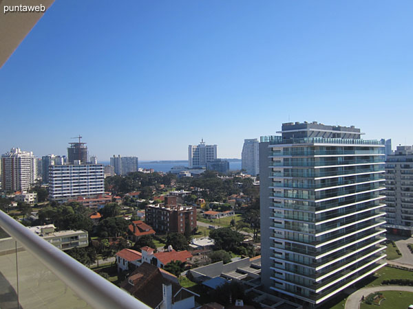 Vista hacia el norte sobre entorno de barrios residenciales desde el balcn terraza.