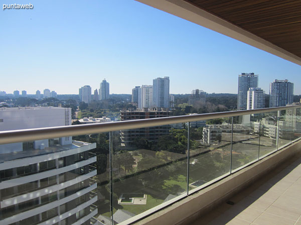 Vista hacia el oeste sobre el atardecer de Punta del Este desde el balcn terraza.