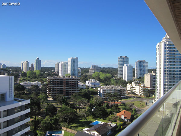 Vista hacia el noreste sobre entorno de barrios residenciales desde el balcn terraza.