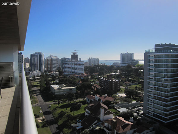 Vista hacia el noreste sobre entorno de barrios residenciales desde el balcn terraza.